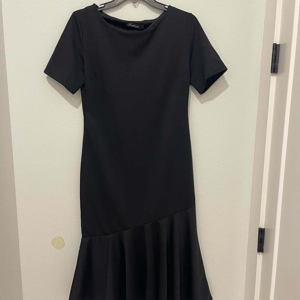 Elegant Black Midi Dress with Flared Hem - Picture 5 of 7